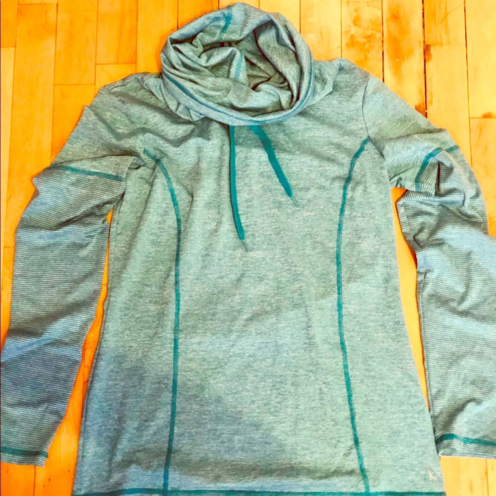 🔥💛 Turquoise baggy turtleneck sweater.